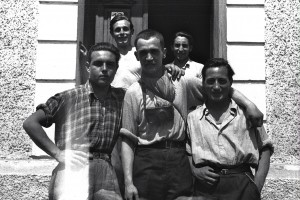 En primer término, de izquierda a derecha, Ramón Milà, Francesc Boix y Luisín García. Detrás, de izquierda a derecha, Jesús Grau y José Alcubierre. Se encuentran delante de la casa de Anna Pointner. Mayo 1945.