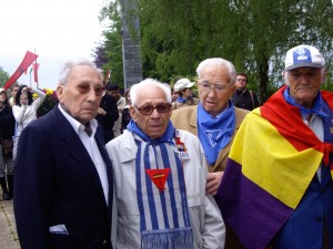 José, a la izquierda, con los deportados David Moyano, José María Villegas y Juan Camacho, en los actos del aniversario de la liberación del campo, en mayo de 2008. 